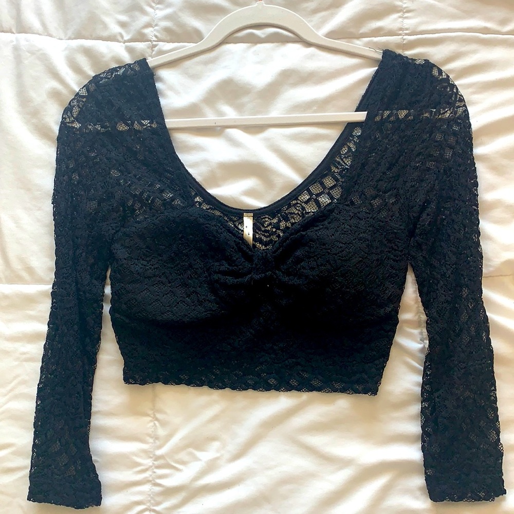 Mystique boutique- black lace long sleeve crop top